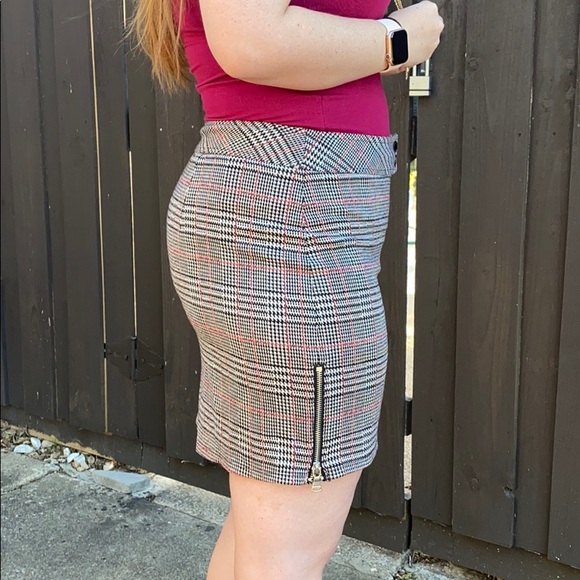 Express plaid mini skirt in red, white and black - Picture 4 of 12